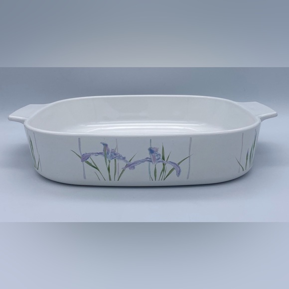 Vintage Corningware Shadow of Iris Casserole Dish 2.5L - Picture 3 of 15